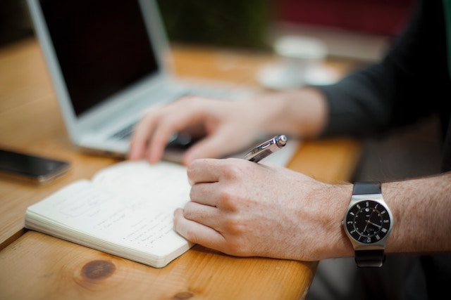 writing-notes-watch-computer